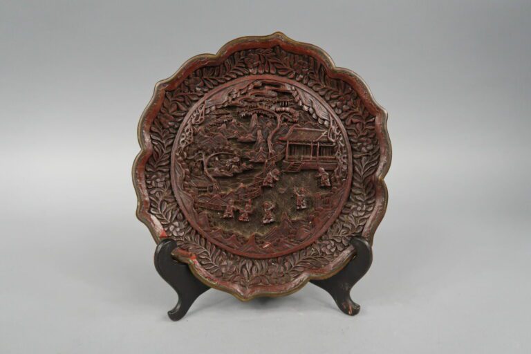 Chine, XIXe/ XXes siècles - Assiette circulaire polylobée en laque cinabre prof…
