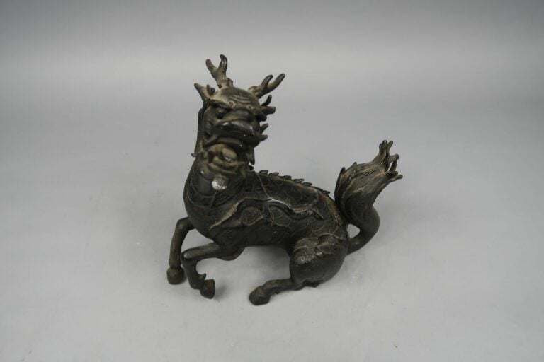 Chine, XIXe siècle - Brûle-parfum en bronze à patine noire en forme de qilin as…