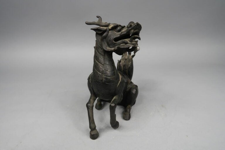 Chine, XIXe siècle - Brûle-parfum en bronze à patine noire en forme de qilin as…