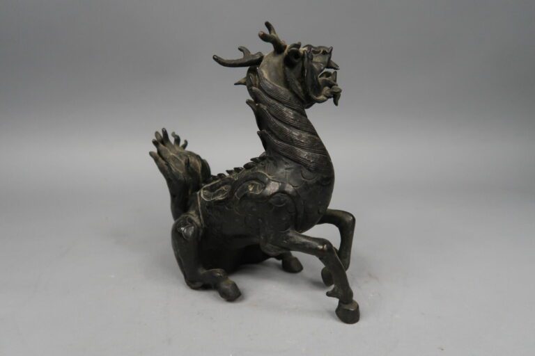 Chine, XIXe siècle - Brûle-parfum en bronze à patine noire en forme de qilin as…