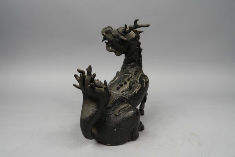 Chine, XIXe siècle - Brûle-parfum en bronze à patine noire en forme de qilin as…