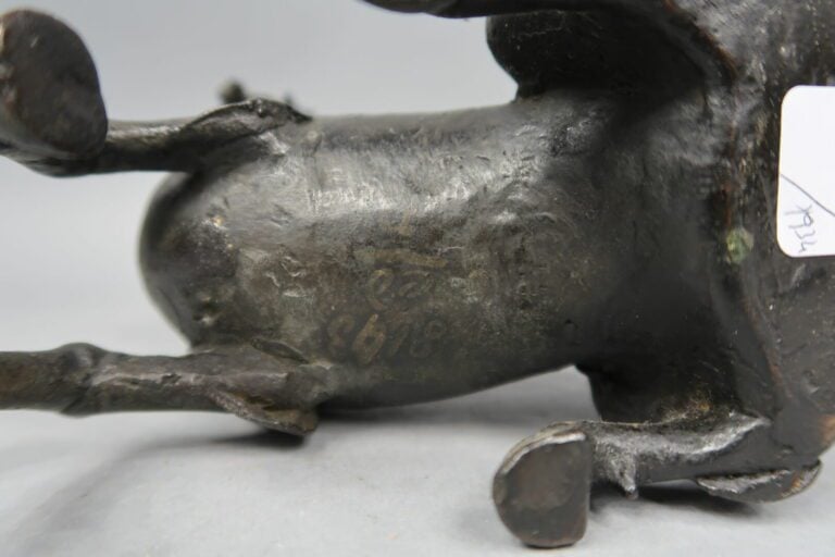 Chine, XIXe siècle - Brûle-parfum en bronze à patine noire en forme de qilin as…