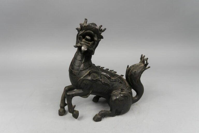 Chine, XIXe siècle - Brûle-parfum en bronze à patine noire en forme de qilin as…