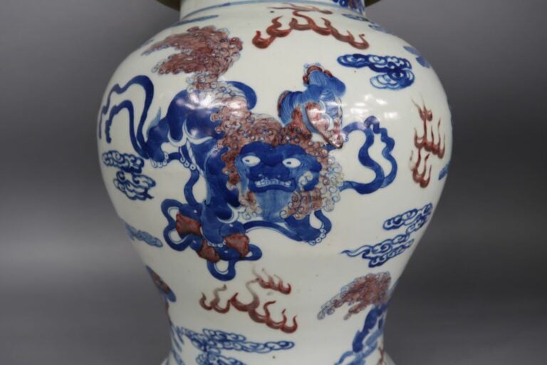 Chine, XIXe siècle - Importante potiche couverte de forme balustre en porcelain…