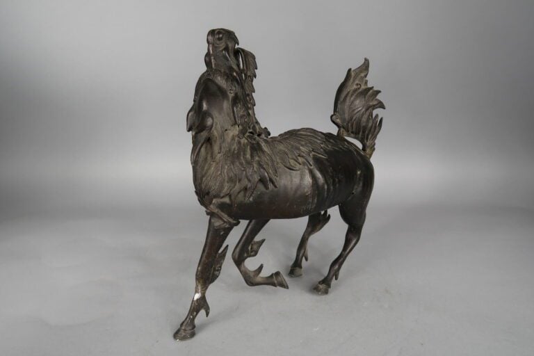 Chine - XVIIIe siècle - Importante qilin en bronze à patine brune debout, la tê…