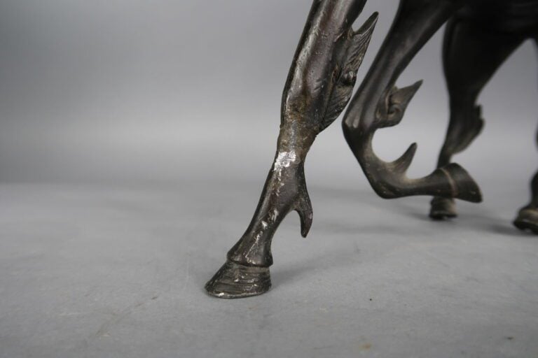 Chine - XVIIIe siècle - Importante qilin en bronze à patine brune debout, la tê…