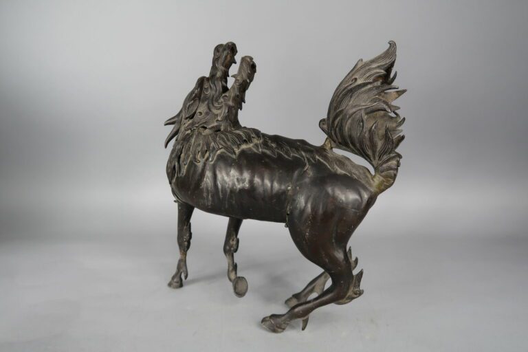 Chine - XVIIIe siècle - Importante qilin en bronze à patine brune debout, la tê…
