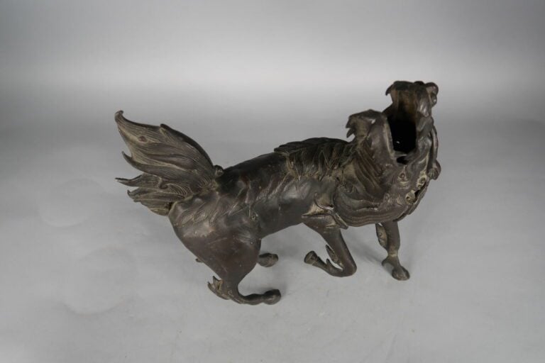 Chine - XVIIIe siècle - Importante qilin en bronze à patine brune debout, la tê…