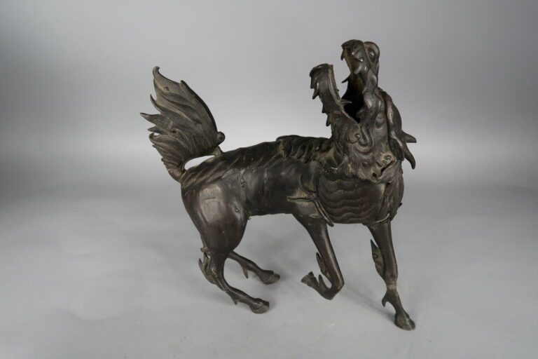 Chine - XVIIIe siècle - Importante qilin en bronze à patine brune debout, la tê…
