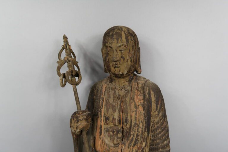 Chine, XVIIe - Grande sculpture en bois sculpté à l'effigie d'un moine - H : 66…