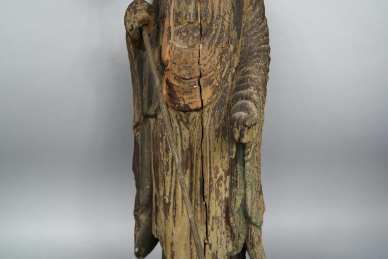 Chine, XVIIe - Grande sculpture en bois sculpté à l'effigie d'un moine - H : 66…