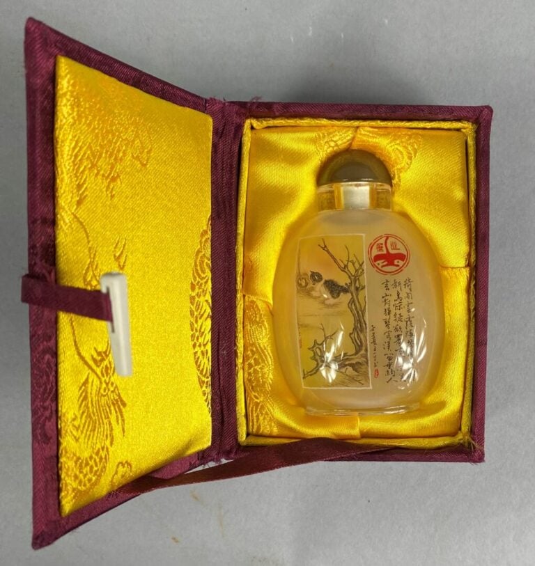 Chine, XXe - Flacon / tabatière en verre à décor peint d'un chat et calligraphi…