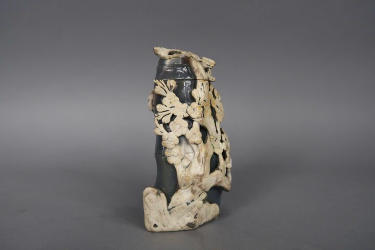 Chine - XXe siècle - Boite en forme de bambou en agate grise sculpté dans une v…