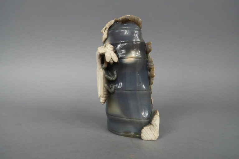 Chine - XXe siècle - Boite en forme de bambou en agate grise sculpté dans une v…