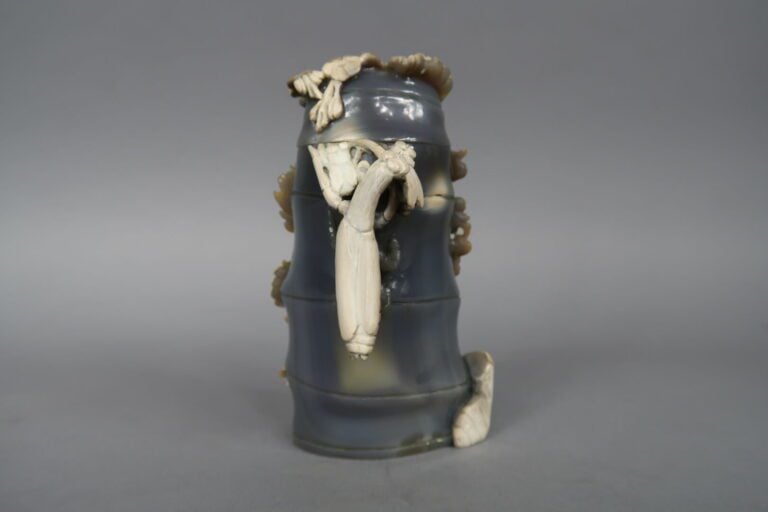 Chine - XXe siècle - Boite en forme de bambou en agate grise sculpté dans une v…