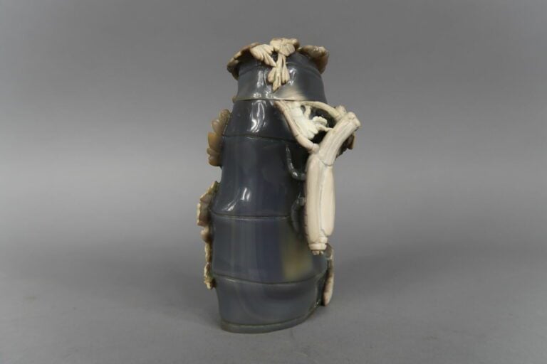 Chine - XXe siècle - Boite en forme de bambou en agate grise sculpté dans une v…