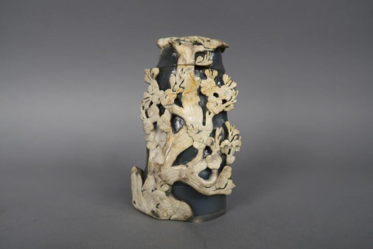 Chine - XXe siècle - Boite en forme de bambou en agate grise sculpté dans une v…