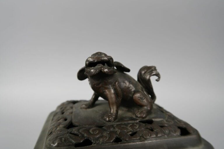 Chine, XXe siècle - Brûle parfum en bronze quadriopode à décor en léger relief…