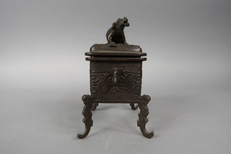 Chine, XXe siècle - Brûle parfum en bronze quadriopode à décor en léger relief…