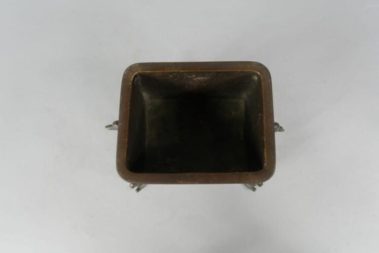Chine, XXe siècle - Brûle parfum en bronze quadriopode à décor en léger relief…