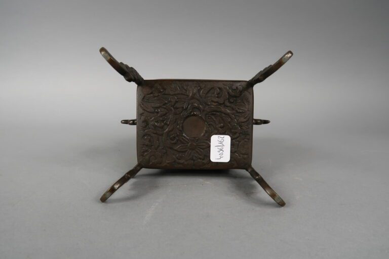 Chine, XXe siècle - Brûle parfum en bronze quadriopode à décor en léger relief…