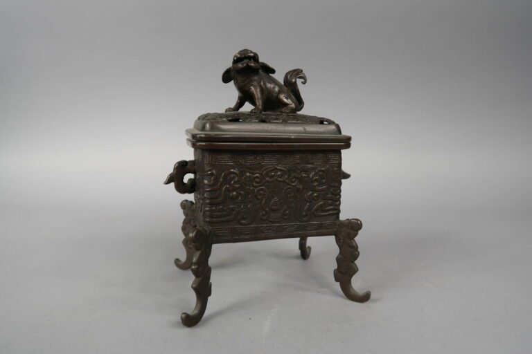 Chine, XXe siècle - Brûle parfum en bronze quadriopode à décor en léger relief…