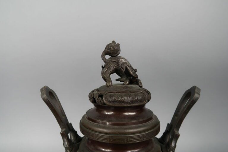 Chine, XXe siècle - Brûle-parfum tripode en bronze à décor en relief de dragons…