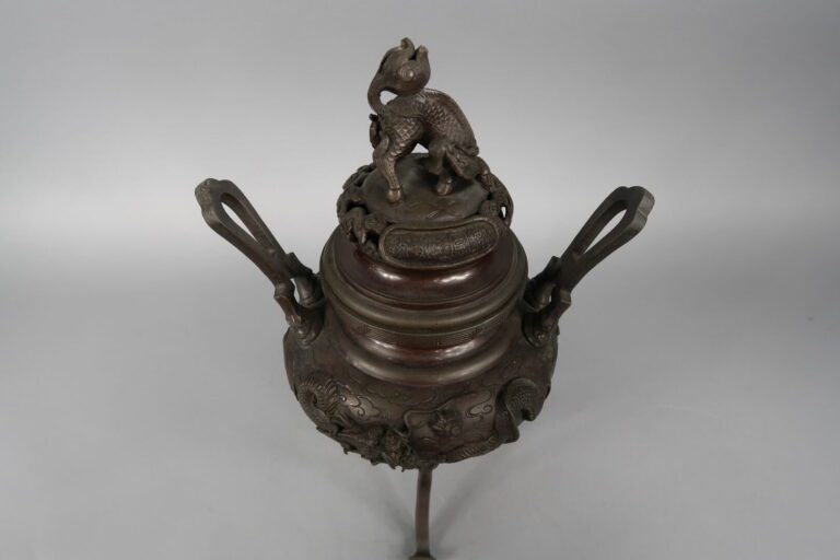 Chine, XXe siècle - Brûle-parfum tripode en bronze à décor en relief de dragons…