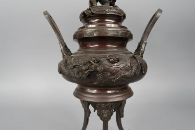 Chine, XXe siècle - Brûle-parfum tripode en bronze à décor en relief de dragons…