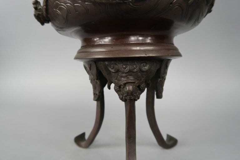 Chine, XXe siècle - Brûle-parfum tripode en bronze à décor en relief de dragons…