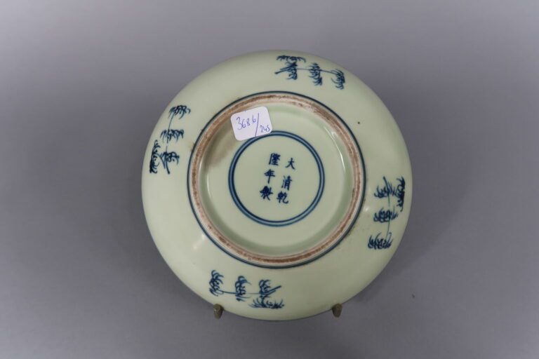 Chine, XXe siècle - Coupelle en porcelaine émaillée bleue à décor d'une precess…