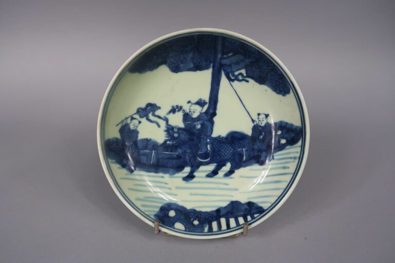 Chine, XXe siècle - Coupelle en porcelaine émaillée bleue à décor d'une precess…