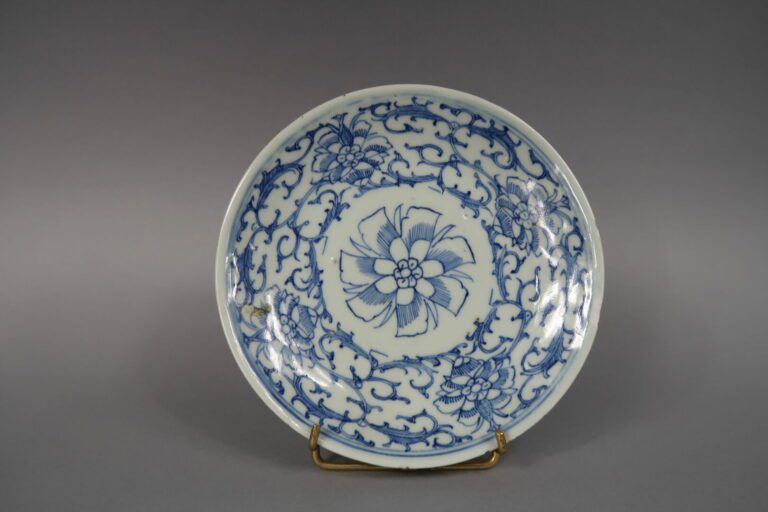 Chine, XXe siècle - Ensemble de six céramiques en porcelaine émaillée comprenan…