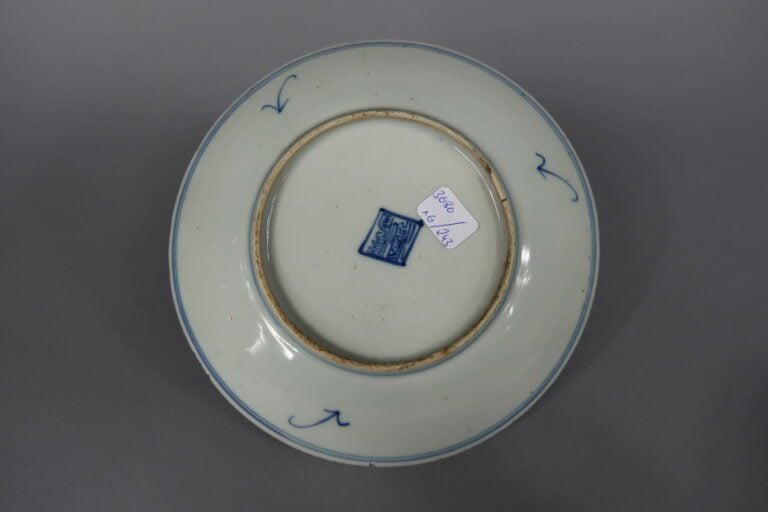 Chine, XXe siècle - Ensemble de six céramiques en porcelaine émaillée comprenan…