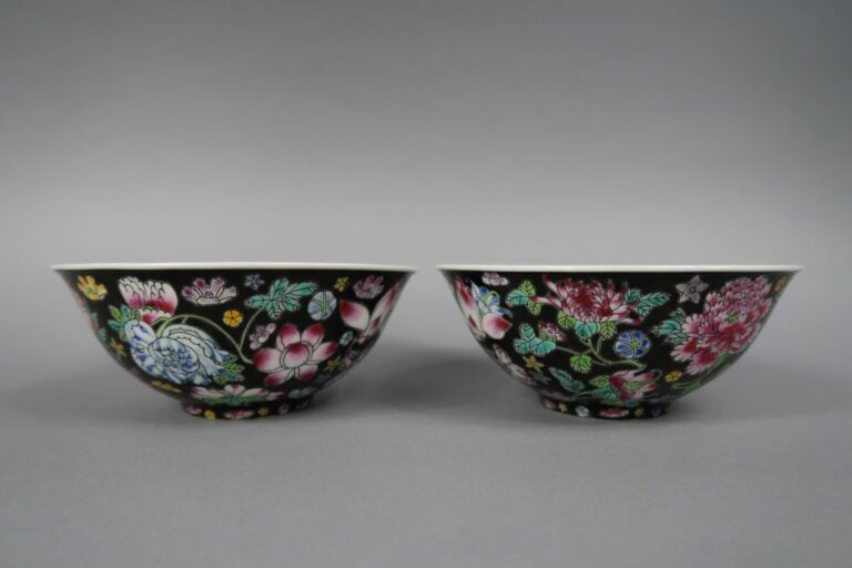 Chine, XXe siècle - Ensemble de six céramiques en porcelaine émaillée comprenan…