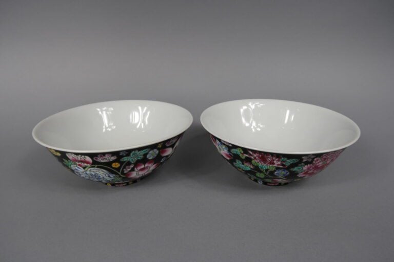 Chine, XXe siècle - Ensemble de six céramiques en porcelaine émaillée comprenan…
