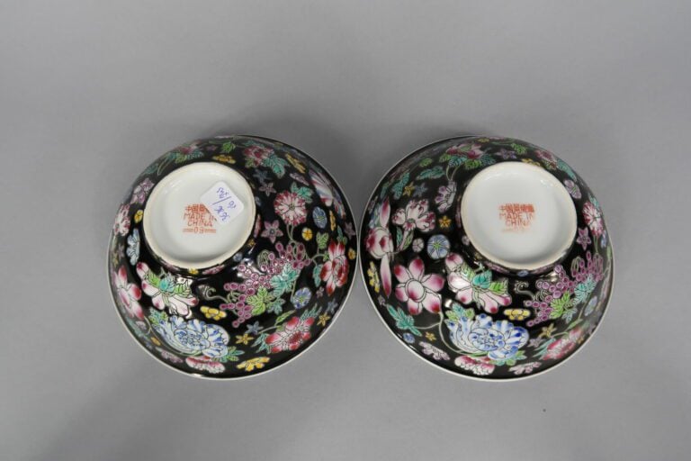 Chine, XXe siècle - Ensemble de six céramiques en porcelaine émaillée comprenan…