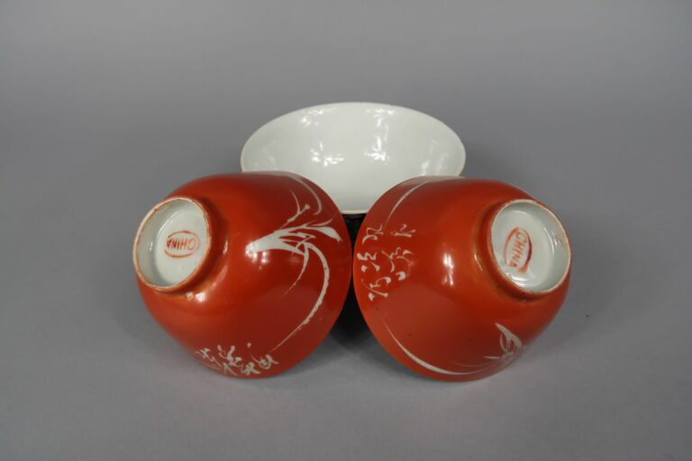 Chine, XXe siècle - Ensemble de six céramiques en porcelaine émaillée comprenan…