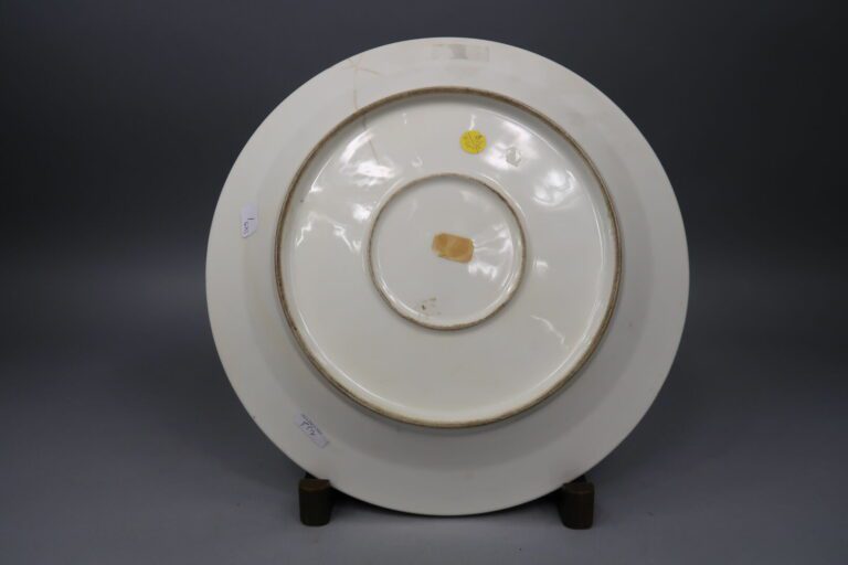 Chine, XXe siècle - Grand plat en céramique émaillée dans le goût de la "Famill…