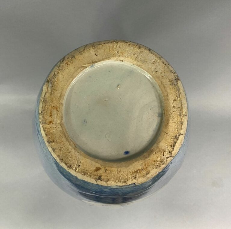 Chine, XXe siècle - Grand vase balustre en porcelaine bleu blanc à décor de dai…