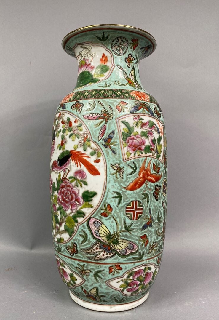 Chine, XXe siècle - Grand vase balustre en porcelaine, dans le goût de Canton,…