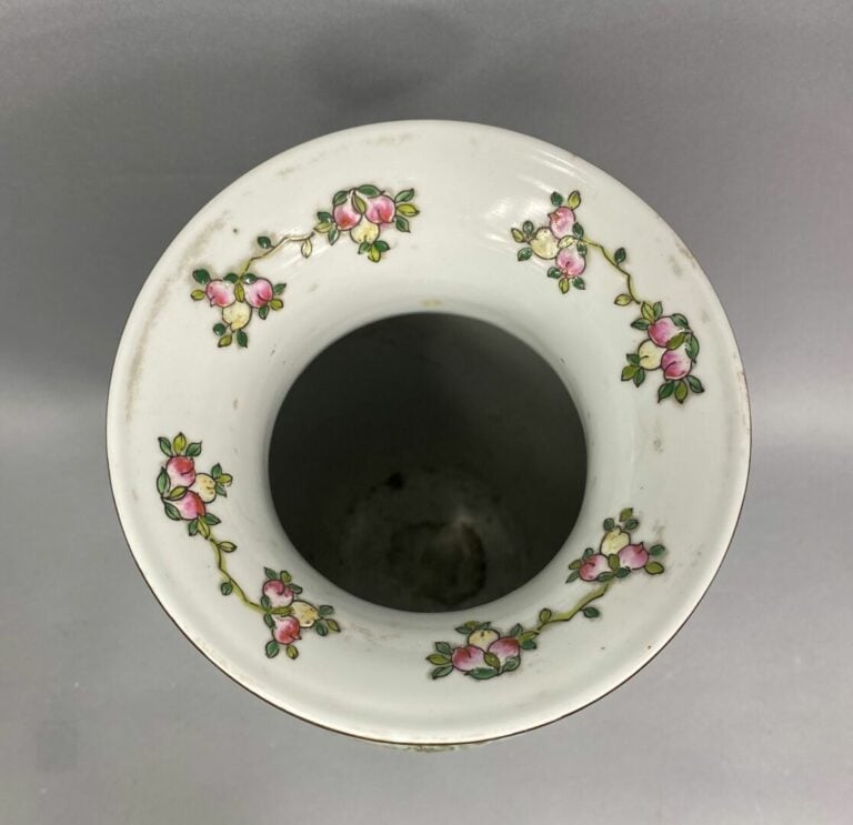 Chine, XXe siècle - Grand vase balustre en porcelaine, dans le goût de Canton,…