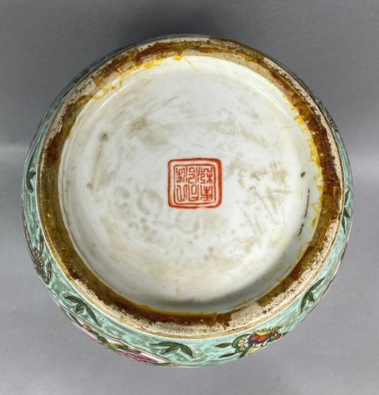 Chine, XXe siècle - Grand vase balustre en porcelaine, dans le goût de Canton,…