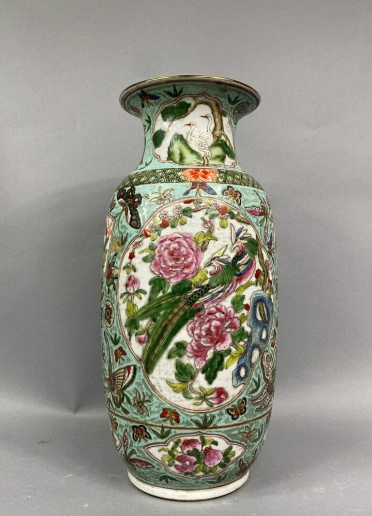 Chine, XXe siècle - Grand vase balustre en porcelaine, dans le goût de Canton,…