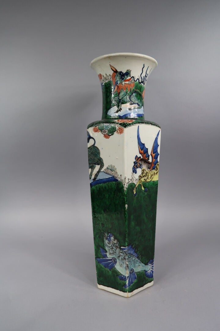 Chine, XXe siècle - Grande vase hexagonale en porcelaine émaillée à décor de ch…