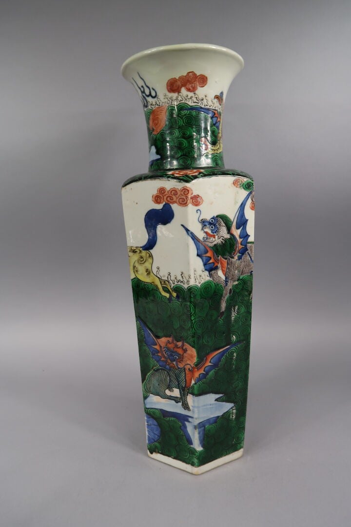 Chine, XXe siècle - Grande vase hexagonale en porcelaine émaillée à décor de ch…