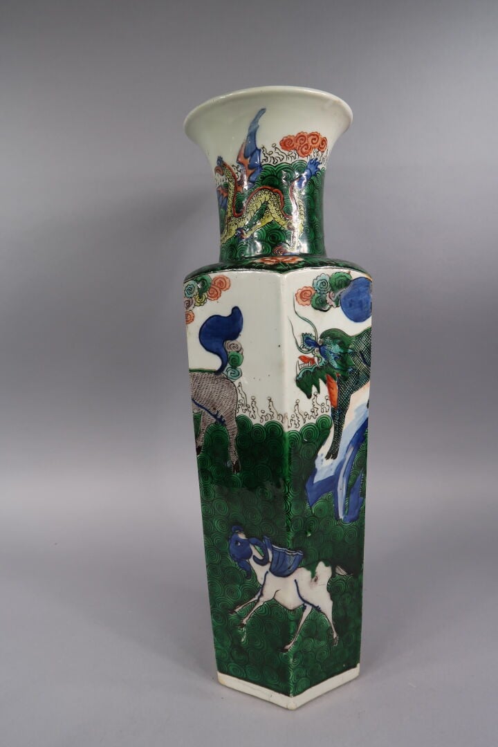 Chine, XXe siècle - Grande vase hexagonale en porcelaine émaillée à décor de ch…