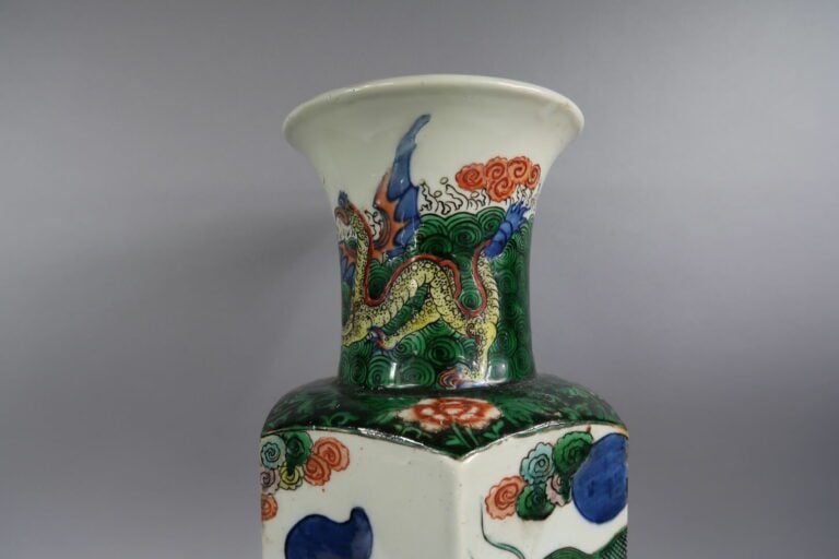 Chine, XXe siècle - Grande vase hexagonale en porcelaine émaillée à décor de ch…