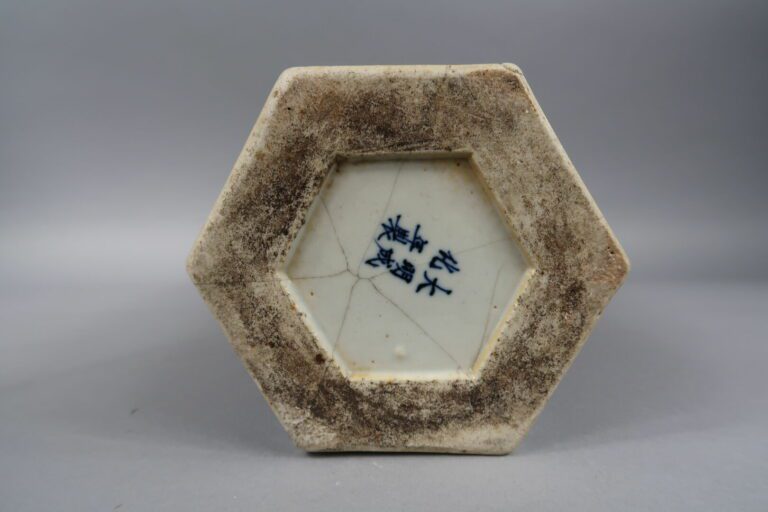 Chine, XXe siècle - Grande vase hexagonale en porcelaine émaillée à décor de ch…