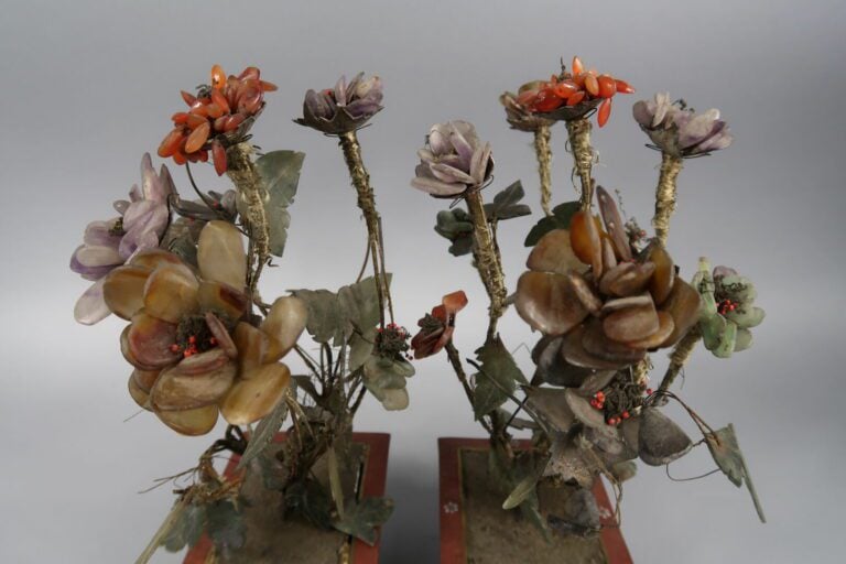 Chine, XXe siècle - Paire de bouquets de fleurs en pierre dures avec leurs socl…